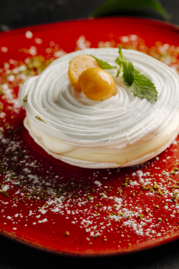 pastel cubierto con merengue