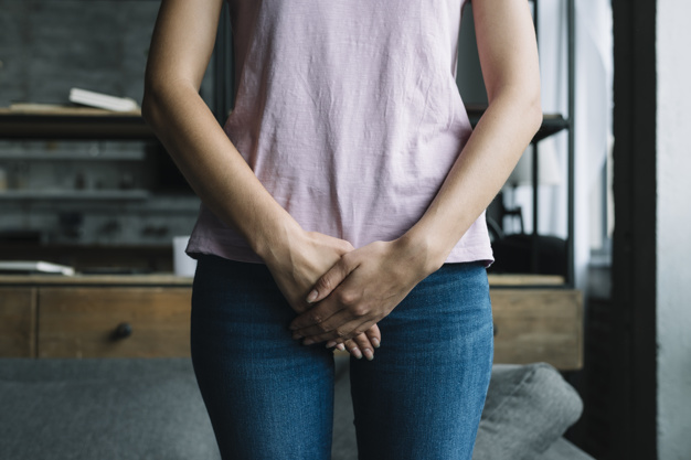 primer plano de mujer con las manos frente a las piernas 