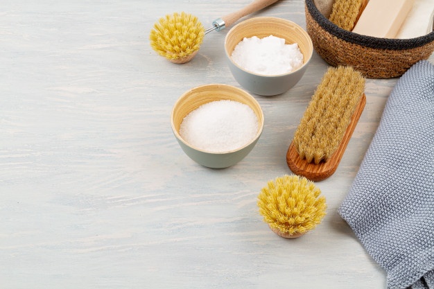 bicarbonato y cepillos de lavar sobre una mesa