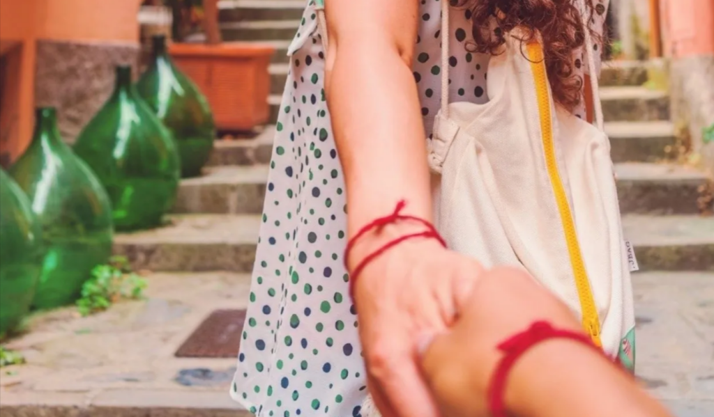 Usa hilo rojo en la mano es una de las tradiciones religiosas y culturales más milenarias