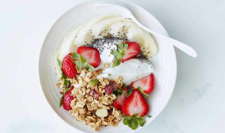 plato de yogur con fresas y frambuesas