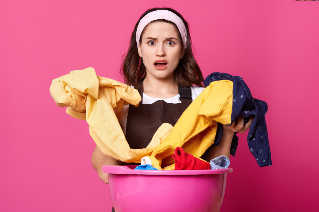 Para blanquear las manchas en las ropas, puedes usar remedios con ingredientes comunes en la casa