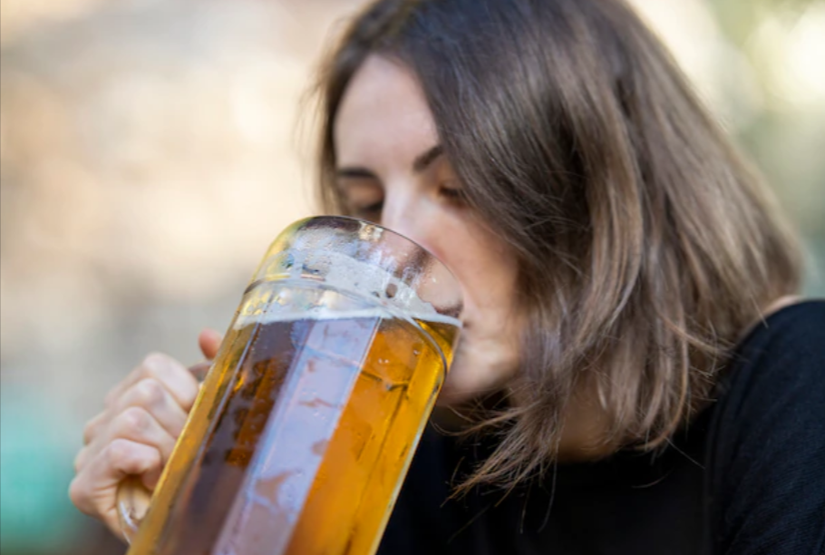 Mujer bebiendo cerveza