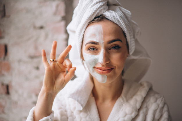 el tratamiento para rejuvenecer la cara con huevo elimina las arrugas y puntos negros