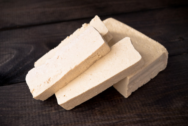 El queso fresco casero se hace con leche, yogur y vinagre