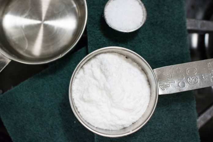 El bicarbonato también es usado para crear fórmulas para limpiar sartén quemado