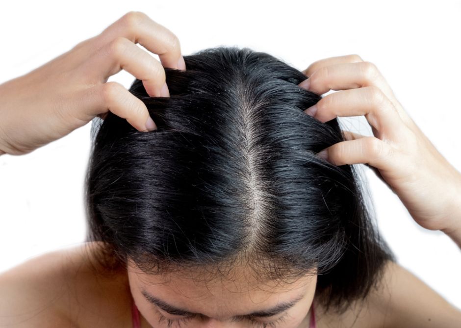 Mujer con las manos en su cabello.