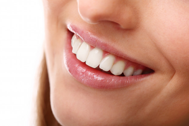 El remedio para blanquear los dientes más eficiente es la mezcla de jugo de limón y sal