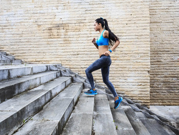 mujer subiendo escaleras -  como evitar las varices