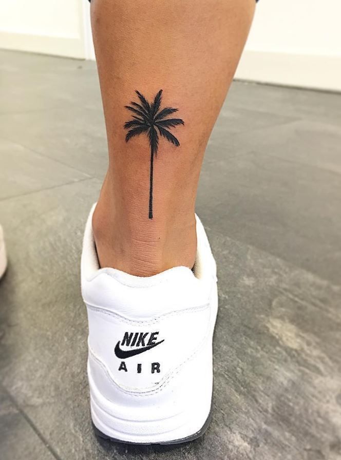 Tatuaje pequeño de palmera