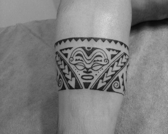 Tattoos pequeño con tribal