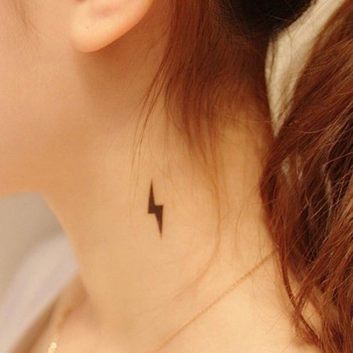 Diseños de rayos en el cuello