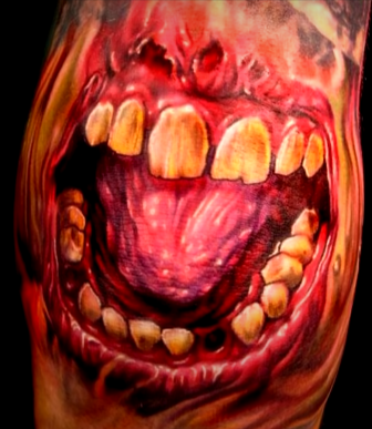 Tatuaje acuarela de boca abierta con protagonismo de colores rojo y naranja