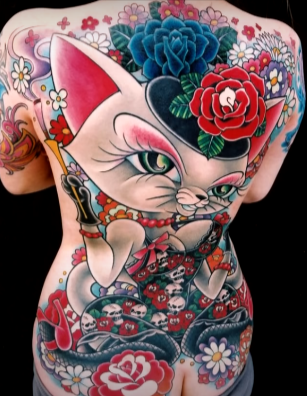 Tatuaje con flores en color en la espalda 