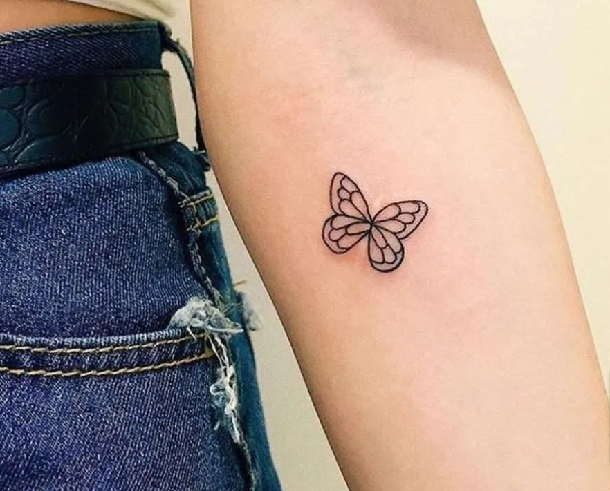 Tatuaje Minimalista de mariposa