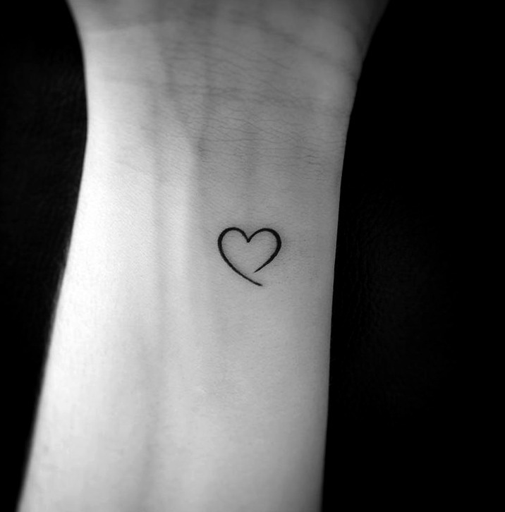 Los diseños de corazón son muy populares entré las chicas Tatuaje pequeño