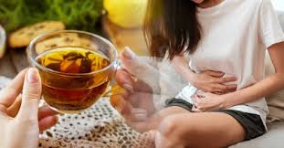 Taza de té de laurel para aliviar problemas digestivos