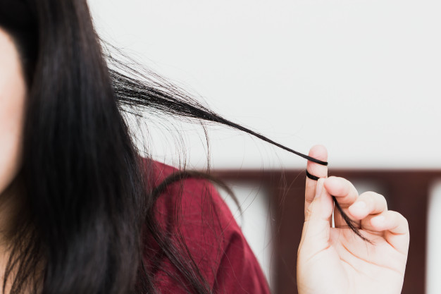 mujer agarrándose el cabello