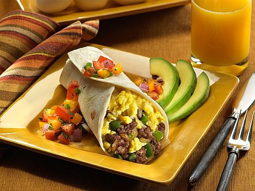 Primer plano de un burrito con huevo y frijoles.