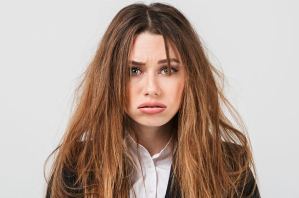 El aguacate en el cabello elimina el frizz